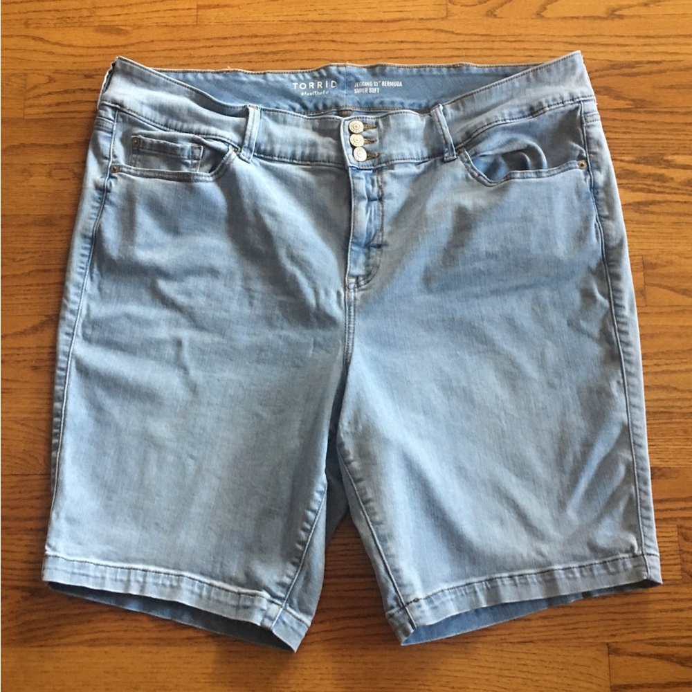 Torrid Women's Jegging 11” Bermuda Super Soft Stretchy Denim Shorts Size 24
